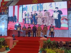 Pj bupati Muaro Jambi menerima penghargaan dari Kapolda Jambi