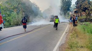 Satu unit kendaraan mobil terbakar