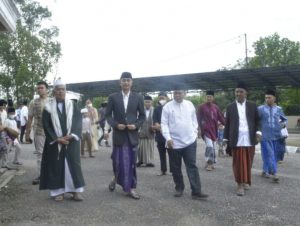 Pj bupati Muaro Jambi bachyuni deliansyah SH MH menyerahkan satu ekor sapi qurban dari Pemkab Muarojambi kepada pengurus Masjid Al Abror.