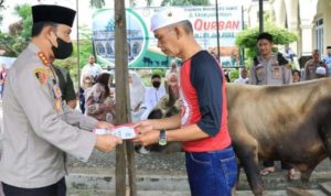 Kapolresta Kombes Pol Eko Wahyudi SIK MH membagikan hewan kurban di Masjid Baiturrahman Polresta Jambi