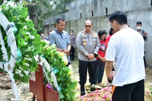 Kapolda jambi melayat kerumah duka Brigpol Nofryansyah