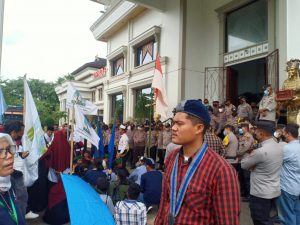 Puluhan Mahasiswa menggeruduk aksi demo depan halaman DPRD provinsi Jambi