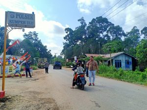 KaPolsek Kumpeh ulu pimpin razia vaksinasi terhadap pengendara motor dan mobil Dalam rangka percepatan Covid-19.