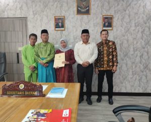 Sekda Muaro Jambi Budi Hartono Memberikan Apresiasi Sekaligus Memberikan Bantuan Terhadap SMP N Satu Atap Sungai Bertam