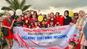 IPWJ Menggelar Aksi Simpatik dengan Membagi-bagikan Bingkisan Berisi Aneka Jajanan Sehat untuk Anak-anak