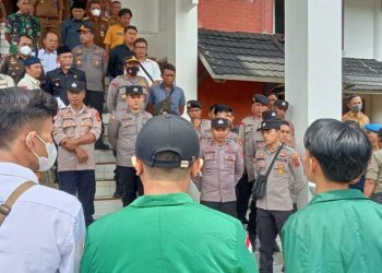 Bupati Merangin Saat Menemui Pendemo (Foto : Supmedi)