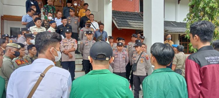 Bupati Merangin Saat Menemui Pendemo (Foto : Supmedi)