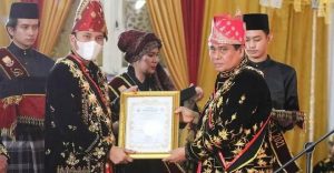 Ketua DPRD Provinsi Jambi Dianugerahi Gelar Adat “Datuk Paduko Andiko Putro Jayo Siasa Alam”