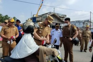 Sambut HUT RI PJ Bupati Muaro Jambi Bagikan Bendera Merah Putih