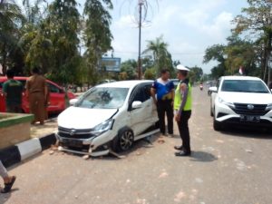 Lakalantas, Daihatsu Ayla Adu Kambing dengan Honda Brio