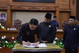 PJ Bupati Muaro Jambi Bachyuni Deliansyah hari ini menghadiri Rapat Paripurna Penandatanganan Nota Kesepakatan KUA PPAS Perubahan APBD Tahun Anggaran 2022