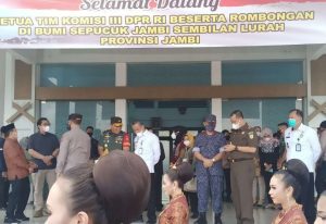 Kepala BNNP Jambi Sambut Kedatangan Rombongan Ketua Tim Komisi III DPR RI di Bandara STS Provinsi Jambi