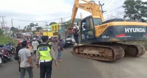 Dua kendaraan truk mengalami kecelakaan lalu lintas terjadi Jalan Jambi – Muara Bulian RT. 05 Desa sp.sungai duren Kec. Jaluko Kab. Muaro Jambi