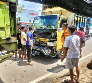 Lakalantas di jalur dua sengeti, sopir mobil PS Terjepit