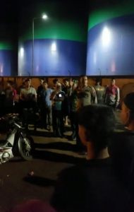 Antusias Aksi Warga Blokir Jalan di PT. Musi Mas di Desa Talang DukuKapolsek Marosebo mengamankan