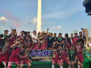 League I Askab Berakhir, Bupati Fadhil Serahkan Trophy Kemenangan Ke PSBM