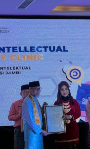 Kepala Lapas Perempuan Kelas II B Jambi Triana Agustin Terima Penghargaan Sertifikat Desain Industri Kain Batik dari Dirjen HAKI