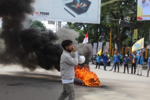 Ratusan Mahasiswa dari organisasi Pergerakan Mahasiswa Islam Indonesia Kota Jambi berdemonstrasi Kota Jambi Tolak Kenaikan BBM