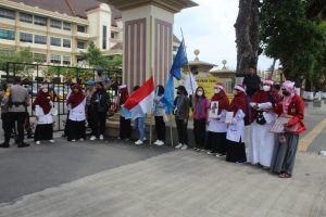 Demo di Mapolda Jambi, Mahasiswi KAMMI Desak Polisi Usut Tuntas Kasus Tewasnya Bocah di Septic Tank