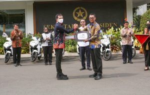 Dukung Transisi Energi Bersih, PLN Serahkan Sertifikat Energi Terbarukan untuk 5 Istana Kepresidenan