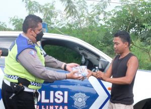 Polda Jambi Berikan Minuman dan Snack untuk Masyarakat yang Lakukan Aksi Damai di Talangduku