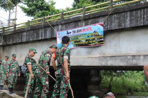 Sambut HUT TNI ke-77 TA.2022, Kodim 0402/OKI Karbak Bersihkan sarana Ibadah dan aliran sungai.