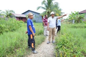 Bupati Tanjab Barat Tinjau Sejumlah Jalan Yang Rusak