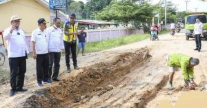 Bersama Kadis PUPR, Waka Komisi III DPRD Provinsi Jambi Tinjau Jalan di Kumpeh Ulu