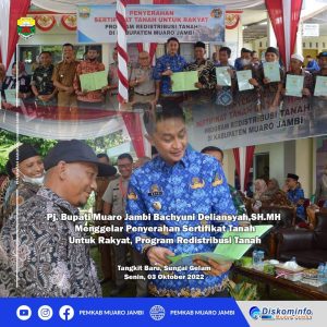 Pj Bupati Muaro Jambi Serahkan Sertifikat Tanah untuk Masyarakat