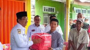 Bupati Tanjabbar Serahkan Bantuan untuk Korban Kebakaran