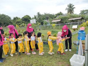 Kapolres OKI didampingi Ketua Bhayangkari Kenalkan Bercocok Tanam Bagi anak TK