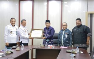 Bupati Tanjung Jabung Barat, KH. Anwar Sadat Terima Penghargaan dari Kemenkumham Wilayah Jambi