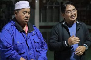 Bupati Tanjab Barat Tinjau Langsung Kondisi Masjid Agung Al-Istiqomah yang Terdampak Banjir Rob