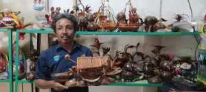 Kreatif, Warga Mesuji Raya ubah Limbah Batok Kelapa Menjadi Nilai Seni