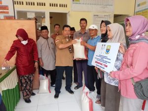 Gerak Cepat  Dishanpan Jambi  Salurkan Bantuan Beras CPP Kepada Korban Kebakaran di Tungkal Secara Simbolis