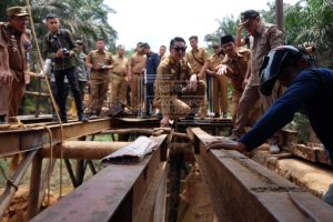 Pj Muarojambi Tinjau Pembangunan Jembatan Sei Kandang Sungai Bahar