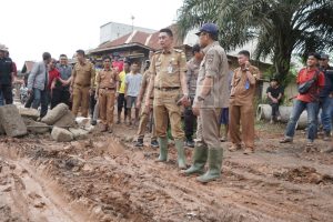 Pj Bupati Muarojambi Tinjau Jalan Desa Bakung