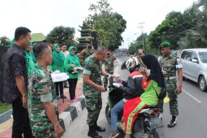 Kodim 0402/OKI Bagikan Takjil jelang buka puasa