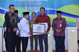 Bupati Batang Hari terima Penganugerahan Paritrina Award