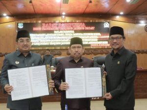 Bupati Tanjab Barat Hadiri Rapat Paripurna Dalam Rangka Penyampaian Laporan Hasil Kinerja Panitia Khusus DPRD