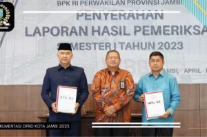 Ketua DPRD Kota Jambi Terima Penyerahan Laporan LHP dari BPK