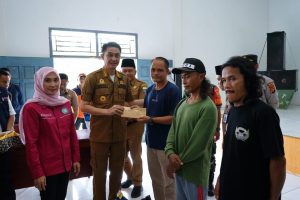 Penjabat Bupati Muaro Jambi Bersama Ketua TP PKK Memberi Bantuan Korban Angin Puting Beliung