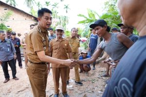 Penjabat Bupati Muaro Jambi Langsung Turun Melihat Rumah Warga Yang Tertimpa Pohon Durian Tumbang