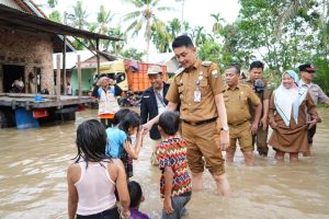 Penjabat Bupati Muaro Jambi Bachyuni Deliansyah, SH., MH., langsung Korban Banjir