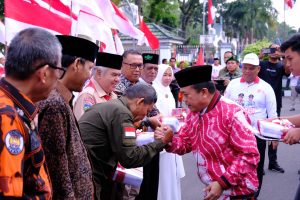 Gubernur Al Haris Lepas Kirab Peringatan 10 Muharram Serta Santuni Ribuan Anak Yatim