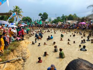 Meriahkan HUT RI, beramai ramai warga Kecamatan Bathin XXIV masuk lumpur.