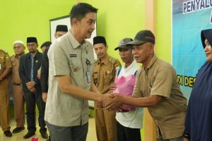 Ketua DPRD Muaro Jambi Dampingi PJ Berikan Bantuan di Sungai Bahar