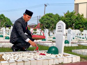 Peringati Hari Pahlawan, Edi Purwanto Tabur Bunga di Taman Makam Pahlawan Jambi