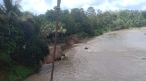 Dihantam Derasnya Sungai Merangin, Jalan di Desa Biuku Tanjung Nyaris Putus