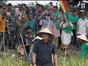 Berhasil turunkan angka kemiskinan,Bupati Batang Hari dapat reward dari Wapres ‘